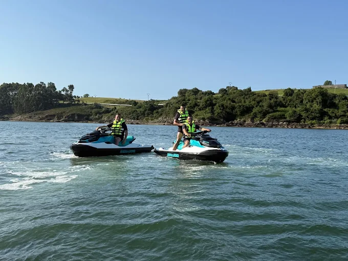 Grupo de motos de agua en Santander