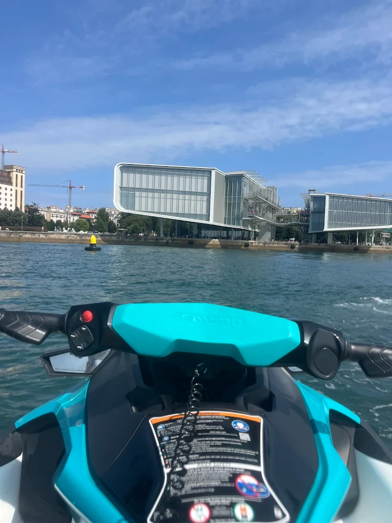 Vistas al Centro Botín desde una moto de agua en Santander