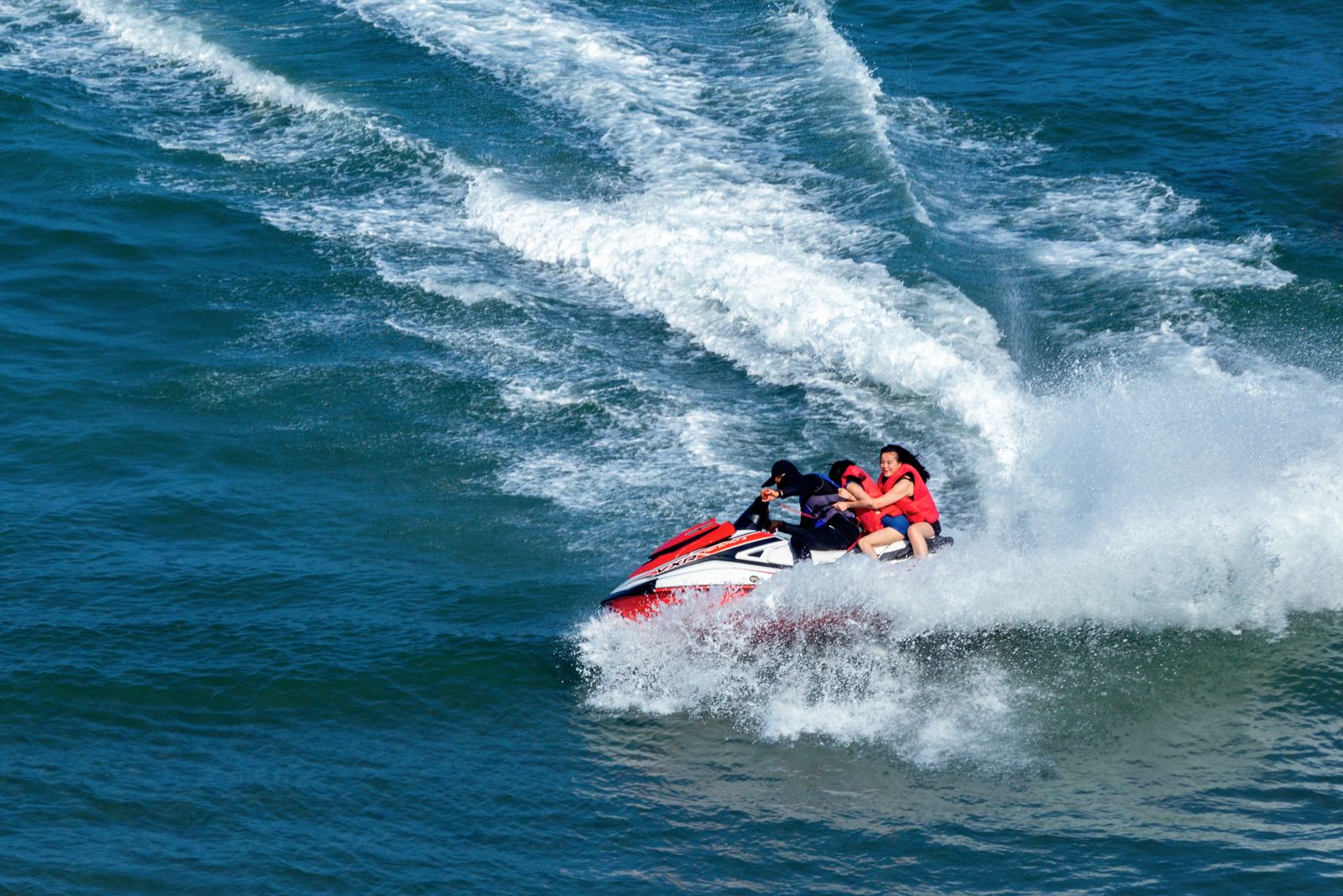 Moto de agua surcando el mar, deportes acuáticos en Cantabria