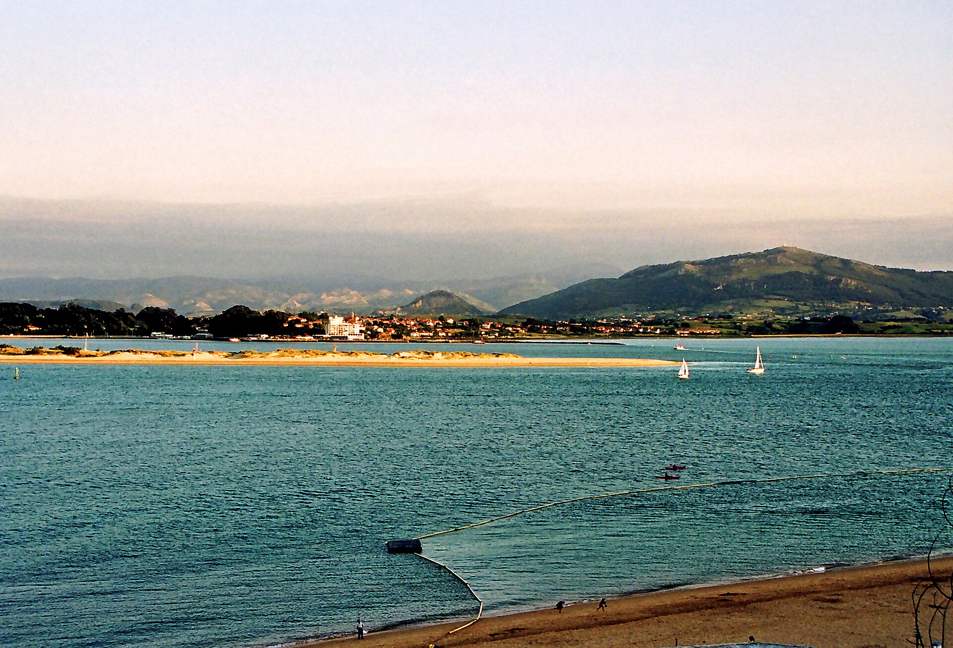 Moto de agua en Somo, bahía de Santander
