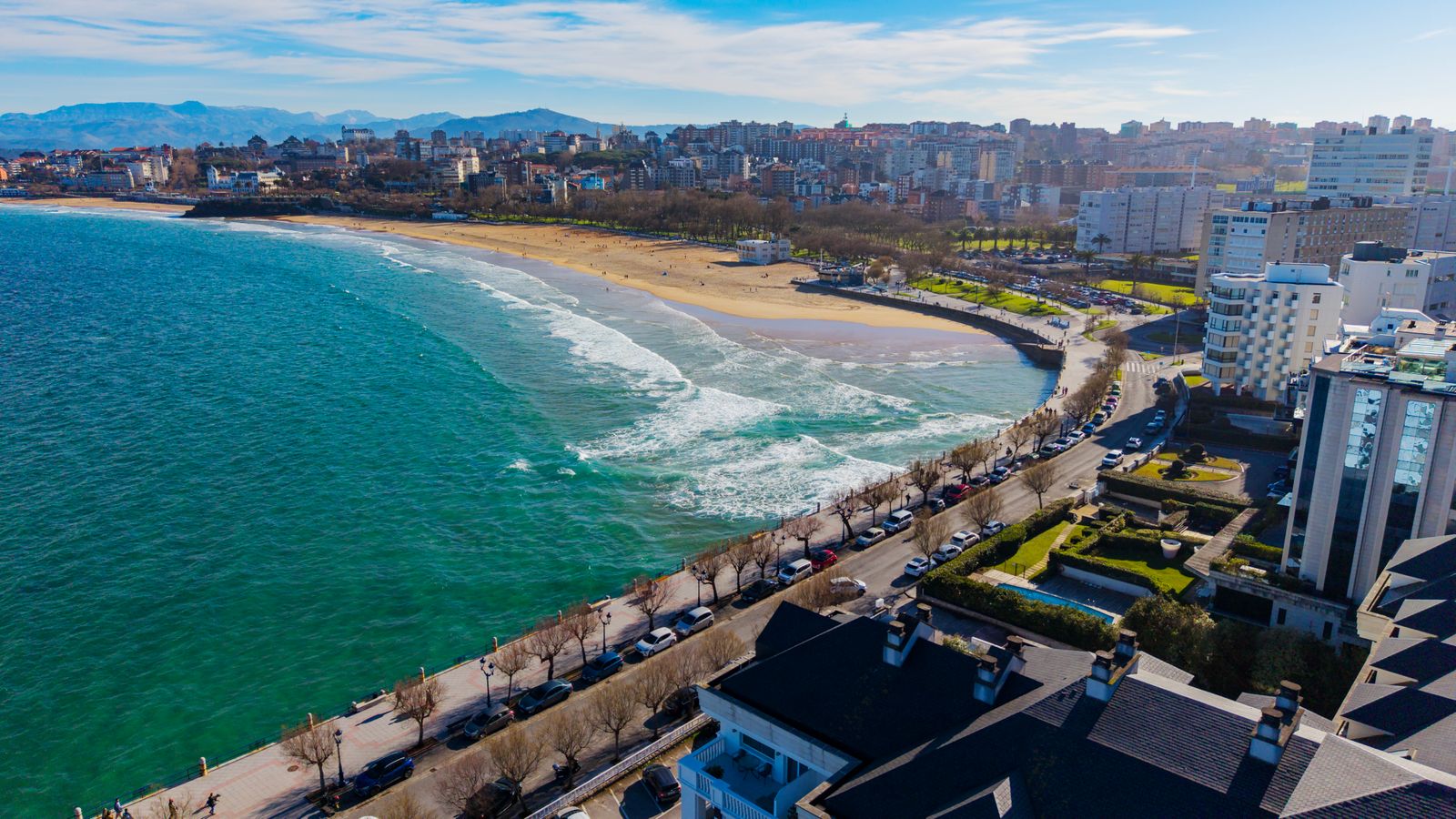 Playa del Sardinero en Santander en verano, vista de la bahía