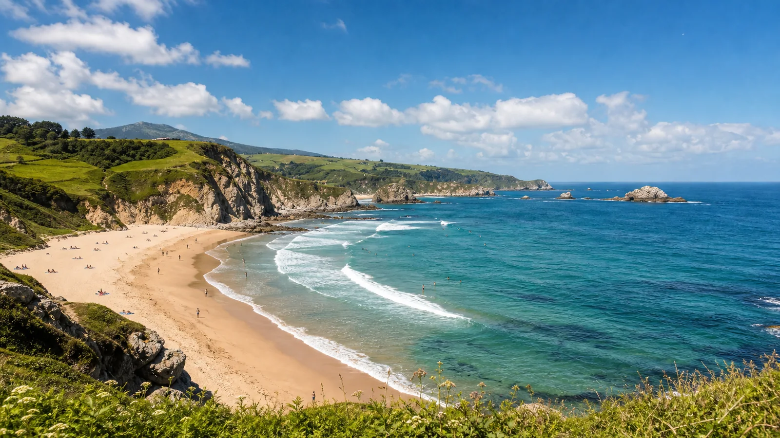 Playa de Cantabria con acantilados verdes y mar Cantabrico