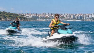 Adolescente de 16 años conduciendo una moto de agua con monitor en la bahía de Santander