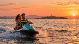 Pareja en moto de agua al atardecer frente a Santander con la isla de Mouro al fondo