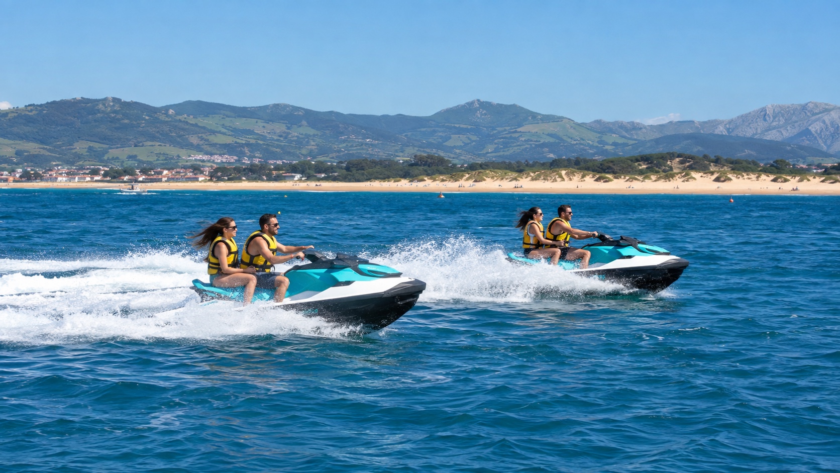 Dos motos de agua en la bahía de Santander con los arenales de Somo al fondo