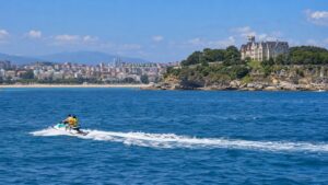 Moto de agua en la bahía de Santander con el palacio de La Magdalena al fondo