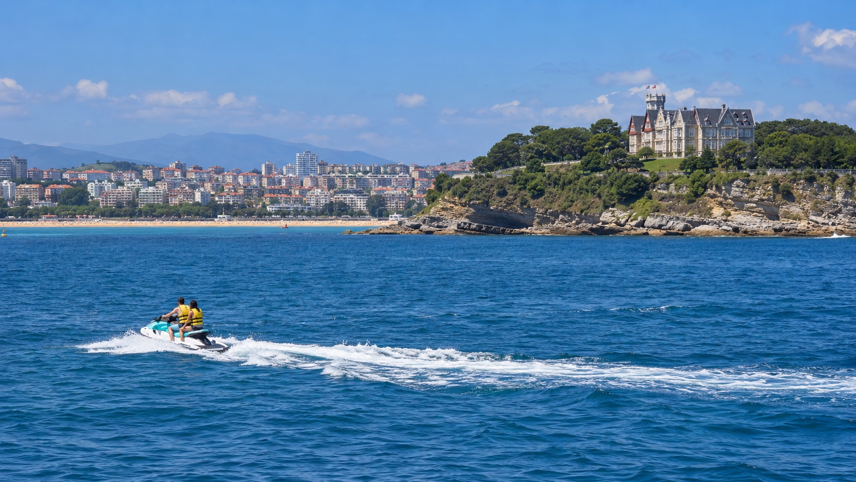 Moto de agua en la bahía de Santander con el palacio de La Magdalena al fondo